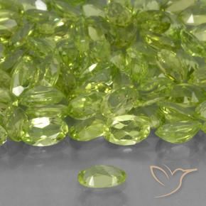 Péridot Vert moyen naturelle ovale, 0.24 ct, VVS-VS