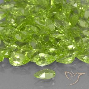 Péridot Vert moyen naturelle En forme de poire, 0.21 ct, VVS-VS