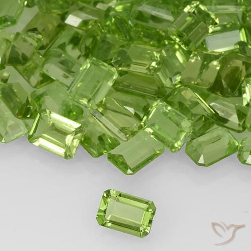 Péridot Vert moyen naturelle Octogone / coupe Émeraude, 0.59 ct, VVS-VS