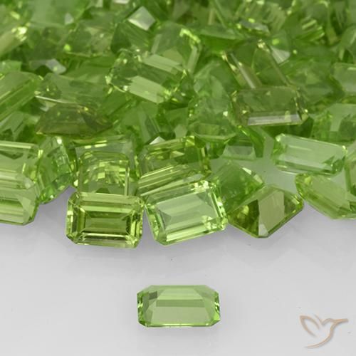 Péridot Vert moyen naturelle Octogone / coupe Émeraude, 0.59 ct, VVS-VS