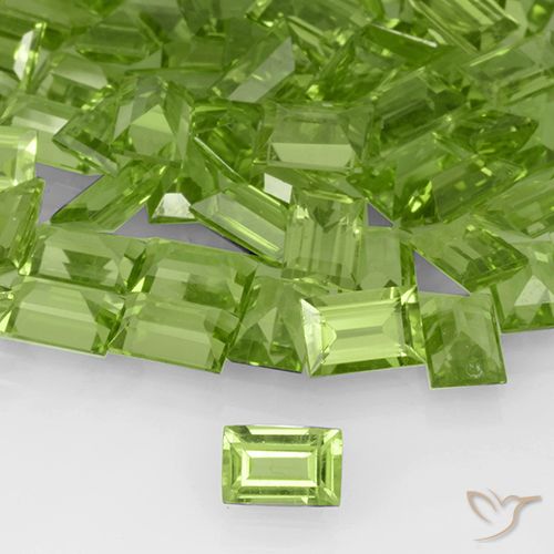 Péridot Vert moyen naturelle Baquette, 0.61 ct, VVS-VS