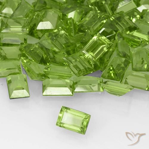 Péridot Vert moyen naturelle Baquette, 0.61 ct, VVS-VS