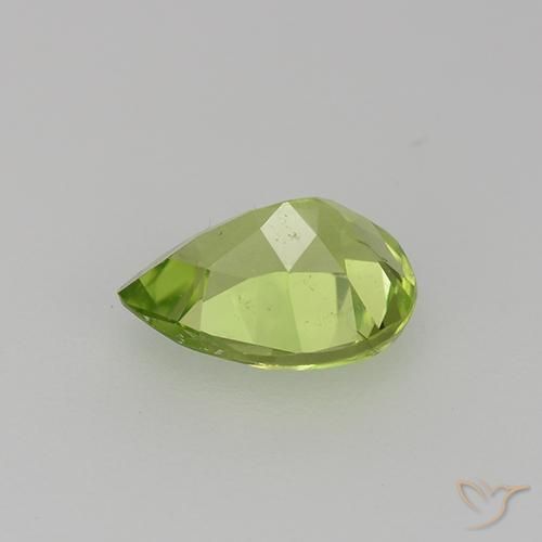 Péridot Vert moyen naturelle En forme de poire, 0.82 ct, VS