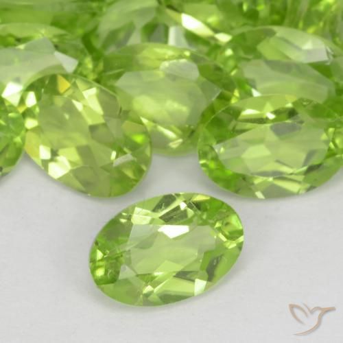 Péridot Vert vif et léger naturelle ovale, 0.49 ct, VS