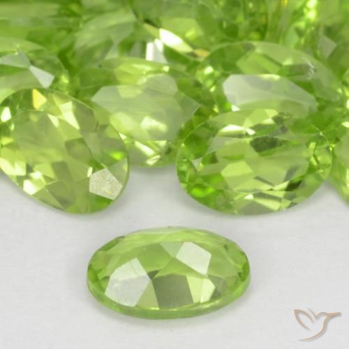 Péridot Vert vif et léger naturelle ovale, 0.49 ct, VS