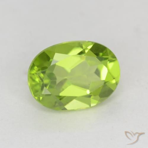 Péridot Vert moyen naturelle ovale, 1.49 ct, VVS-VS