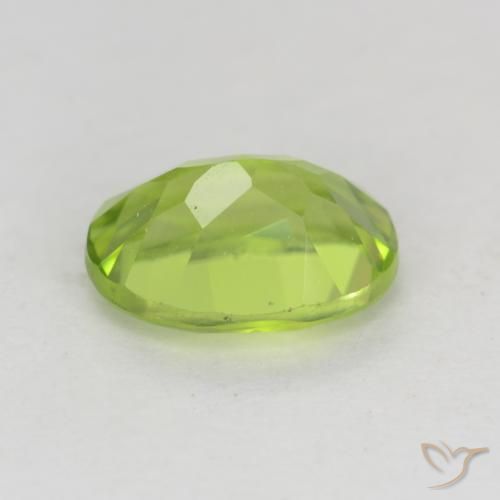 Péridot Vert moyen naturelle ovale, 1.49 ct, VVS-VS
