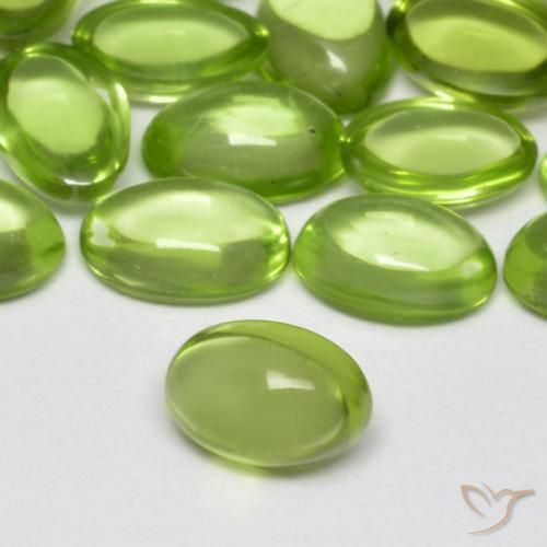 Péridot Vert vif et léger naturelle ovale, 0.52 ct, Transparent