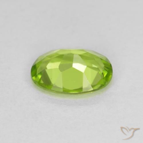Péridot Vert moyen naturelle ovale, 1.59 ct, VS