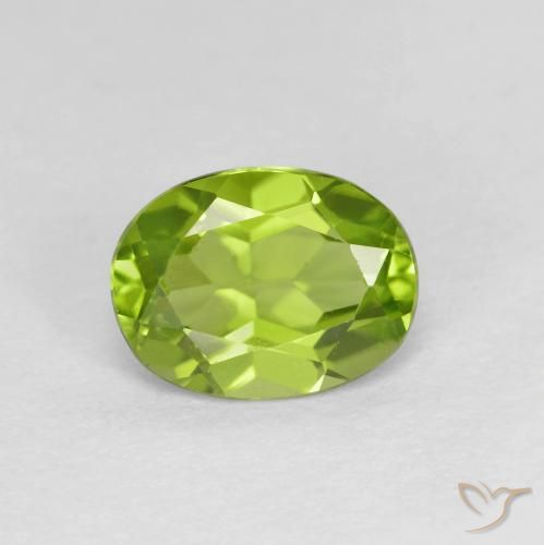 Péridot Vert éclatant naturelle ovale, 1.36 ct, VS
