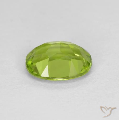 Péridot Vert éclatant naturelle ovale, 1.36 ct, VS