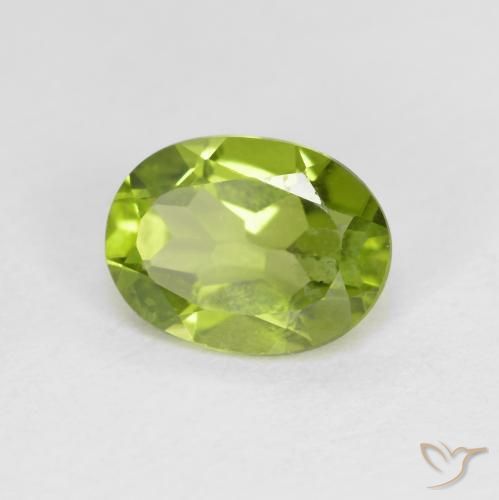 Péridot Vert éclatant naturelle ovale, 1.40 ct, VS