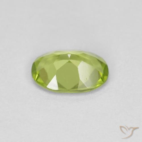 Péridot Vert moyen naturelle ovale, 0.70 ct, VS