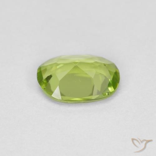 Péridot Vert éclatant naturelle ovale, 0.71 ct, VS