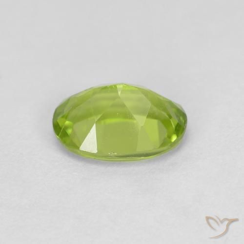 Péridot Vert moyen naturelle ovale, 0.90 ct, VS