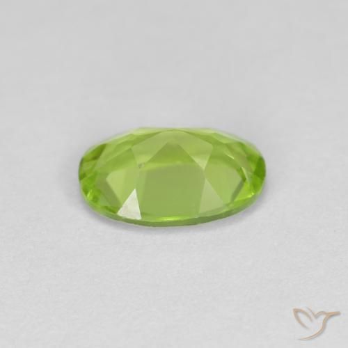 Péridot Vert moyen naturelle ovale, 0.81 ct, VS