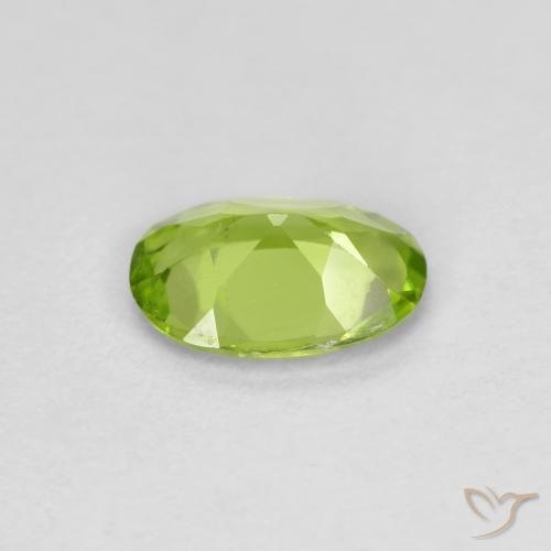 Péridot Vert moyen naturelle ovale, 0.70 ct, VS