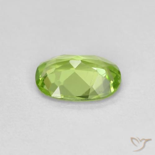 Péridot Vert moyen naturelle ovale, 0.78 ct, VS