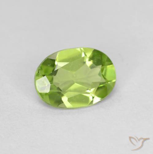 Péridot Vert moyen naturelle ovale, 0.71 ct, VS