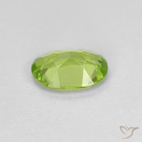 Péridot Vert moyen naturelle ovale, 0.71 ct, VS
