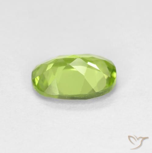 Péridot Vert éclatant naturelle ovale, 0.89 ct, VS