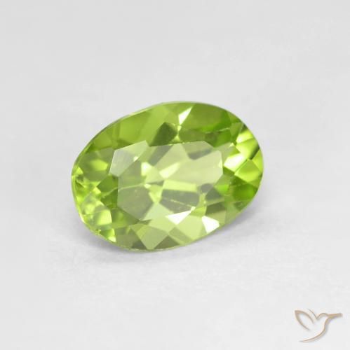Péridot Vert moyen naturelle ovale, 0.82 ct, VS