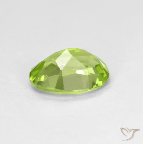 Péridot Vert moyen naturelle ovale, 0.82 ct, VS
