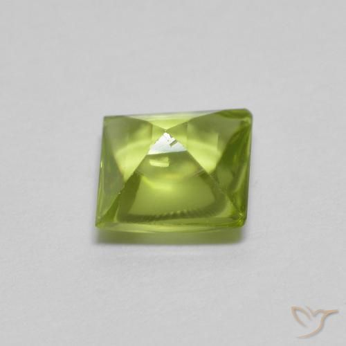 Péridot Vert moyen naturelle Carré, 0.72 ct, Transparent