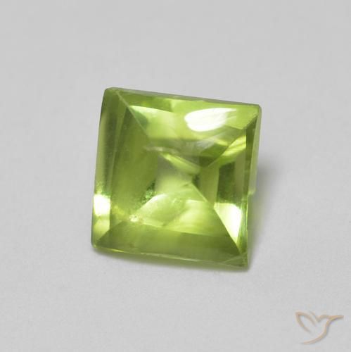Péridot Vert moyen naturelle Carré, 0.74 ct, Transparent