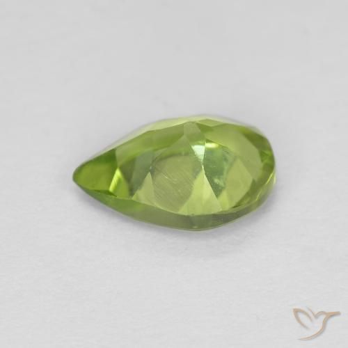 Péridot Vert éclatant naturelle En forme de poire, 0.72 ct, VS