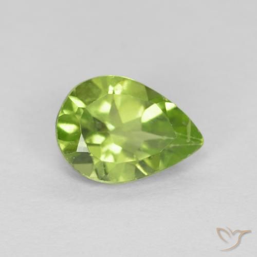 Péridot Vert vif et léger naturelle En forme de poire, 0.74 ct, VVS