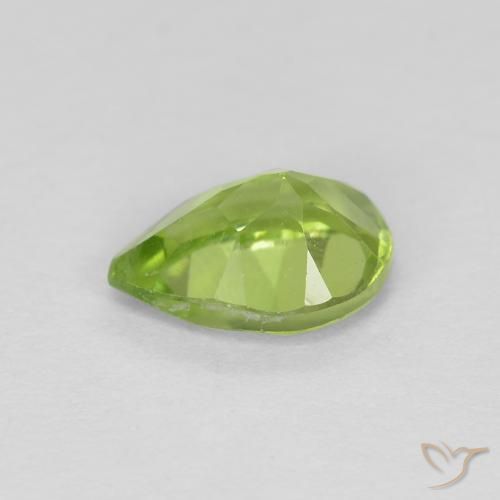 Péridot Vert vif et léger naturelle En forme de poire, 0.74 ct, VVS
