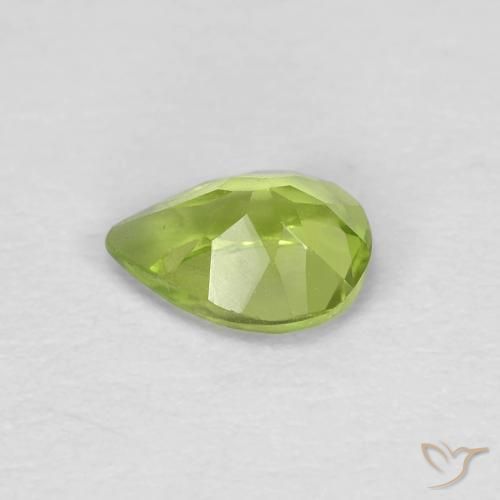 Péridot Vert moyen naturelle En forme de poire, 0.68 ct, VS