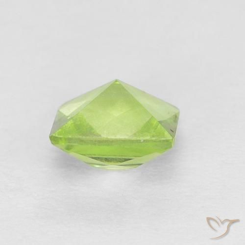 Péridot Vert moyen naturelle Carré, 0.72 ct, VS