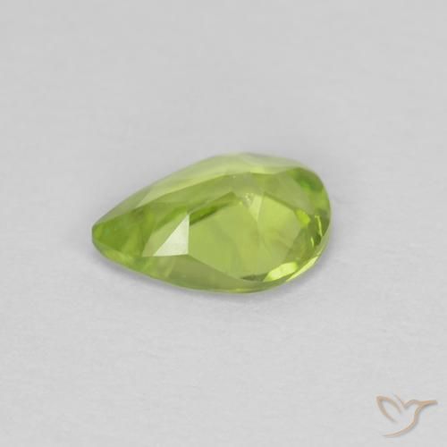 Péridot Vert moyen naturelle En forme de poire, 0.65 ct, VS