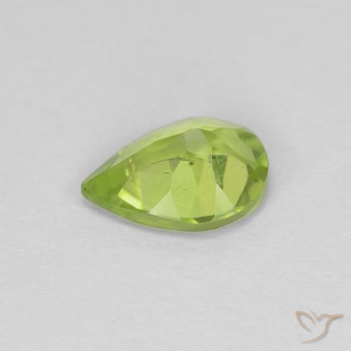 Péridot Vert moyen naturelle En forme de poire, 0.68 ct, VS