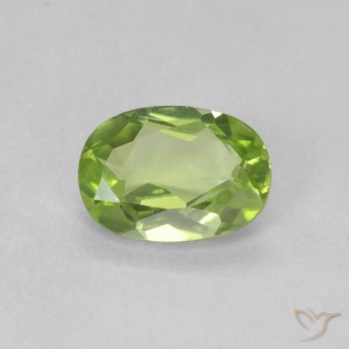 Péridot Vert moyen naturelle ovale, 0.76 ct, VVS