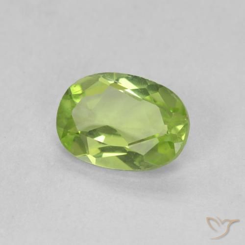 Péridot Vert moyen naturelle ovale, 0.76 ct, VVS