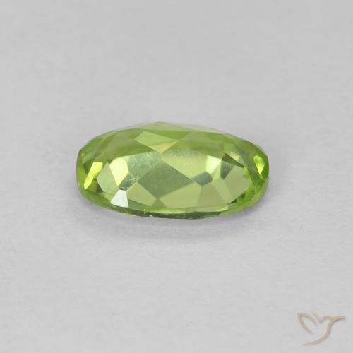 Péridot Vert moyen naturelle ovale, 0.76 ct, VVS