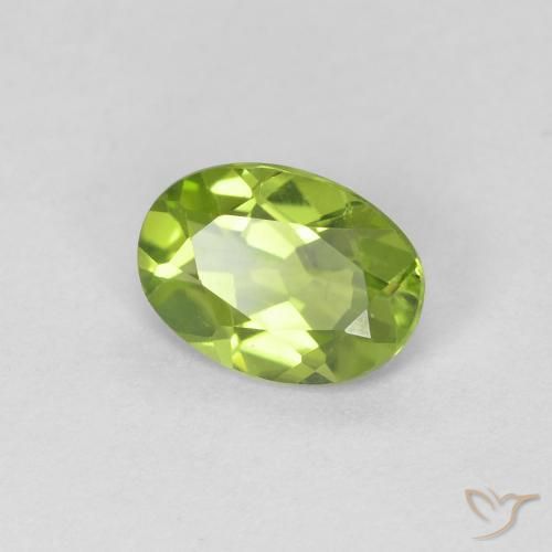 Péridot Vert moyen naturelle ovale, 0.79 ct, VVS