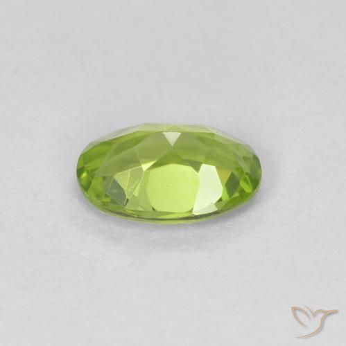 Péridot Vert moyen naturelle ovale, 0.79 ct, VVS