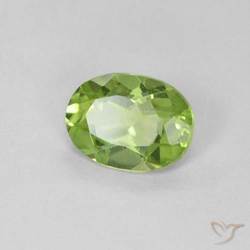 Péridot Vert moyen naturelle ovale, 0.83 ct, VVS-VS