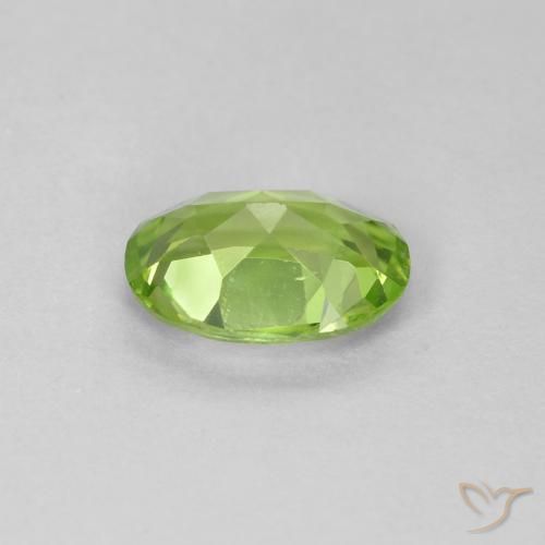 Péridot Vert moyen naturelle ovale, 0.83 ct, VVS-VS
