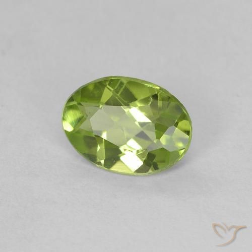 Péridot Vert éclatant naturelle ovale, 0.65 ct, VVS-VS