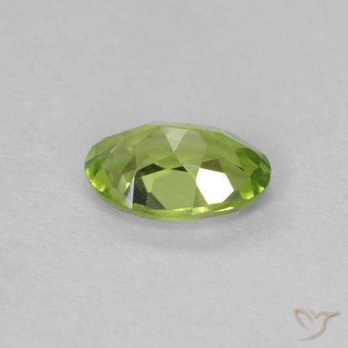 Péridot Vert éclatant naturelle ovale, 0.65 ct, VVS-VS