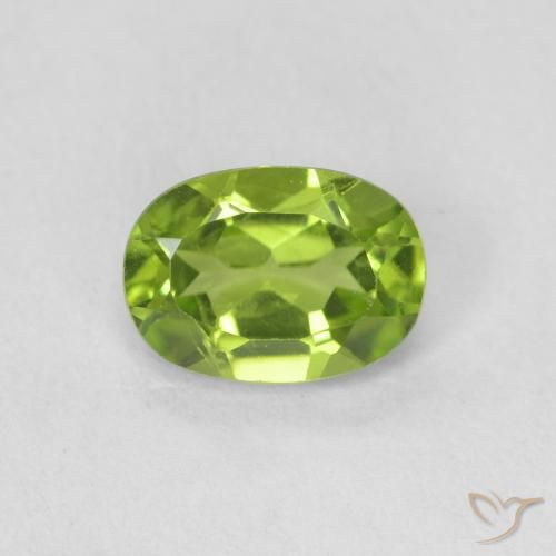 Péridot Vert moyen naturelle ovale, 0.92 ct, VVS-VS