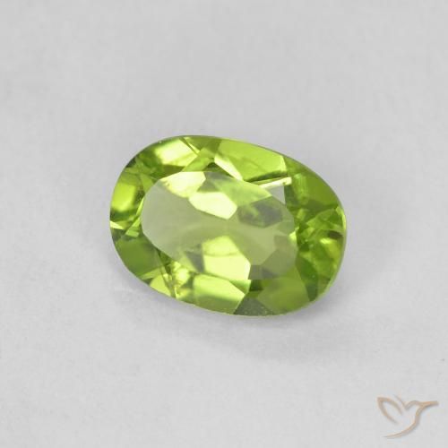 Péridot Vert moyen naturelle ovale, 0.92 ct, VVS-VS