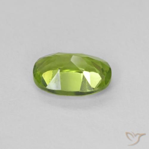 Péridot Vert moyen naturelle ovale, 0.92 ct, VVS-VS