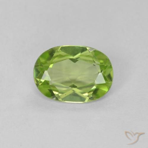 Péridot Vert moyen naturelle ovale, 0.79 ct, VVS-VS