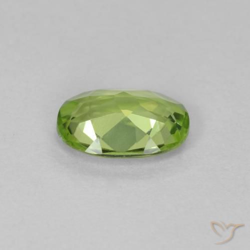 Péridot Vert moyen naturelle ovale, 0.79 ct, VVS-VS